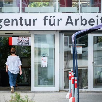 Diesen Weg sind in den letzten Monaten schon viele gegangen, viele werden ihn noch gehen müssen. Denn jetzt hat eine Umfrage gezeigt, dass die Krisen unserer Zeit auch die Familienunternehmen immer öfter an Stellenstreichungen denken lassen. (Bild: Agentu für Arbeit)