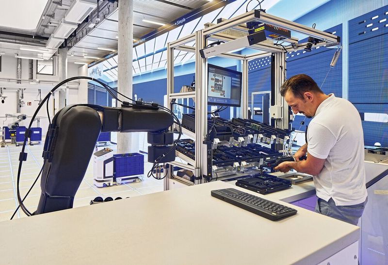 Der Mensch spielt eine wichtige Rolle in der Produktion. Automatisiert wird überall dort, wo beispielsweise einfache, wiederkehrende Aufgaben zu erledigen sind.  (Bild: Bosch Rexroth)