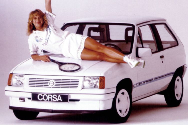 Auch bei prominenten Sportlern beliebt: Steffi Graf posiert in den achtziger Jahren auf einem Corsa A. (Opel)