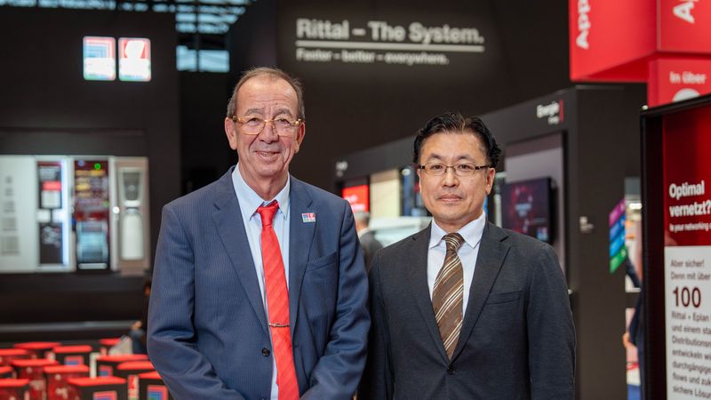 Auf der SPS wurde der Vertrag besiegelt: Haluk Menderes, Managing Director Eplan (links), und Terry Jonen, Geschäftsführer von Cadenas, vereinbaren eine Technologiepartnerschaft. (Bild:  Eplan GmbH & Co. KG)