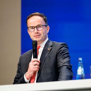 Jochen Köckler, CEO der Deutsche Messe AG, begrüßte die Teilnehmer des Summit.(Bild:  bundesfoto/Bernd Lammel)