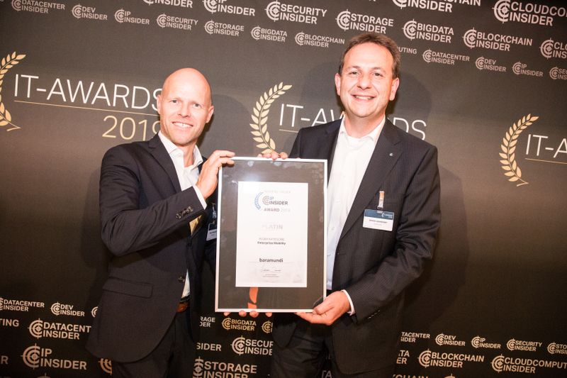 v.l.: Rainer Wenninger und Armin Leinfelder freuen sich für  baramundi. (artful rooms / Vogel IT-Medien GmbH)