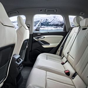 Im Fond gibt es wegen des langen Radstrands reichlich Platz für Beine und Kopf.(Bild:  Audi AG)
