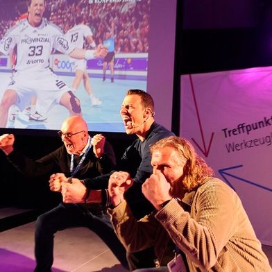 Weltmeisterlicher Jubel: Erfolge darf man auch mal richtig feiern -  das gehört dazu. Handball-Weltmeister Dominik Klein (Mitte) nimmt die Teilnehmer mit auf seinen Weg durch Höhen und Tiefen. (Bild: Maschinenmarkt/rw)