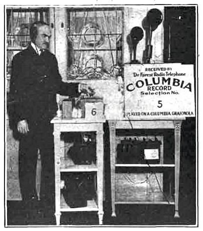 Lee de Forest bei Columbia Broadcast im Jahr 1916. (Bild: frei lizenziert)