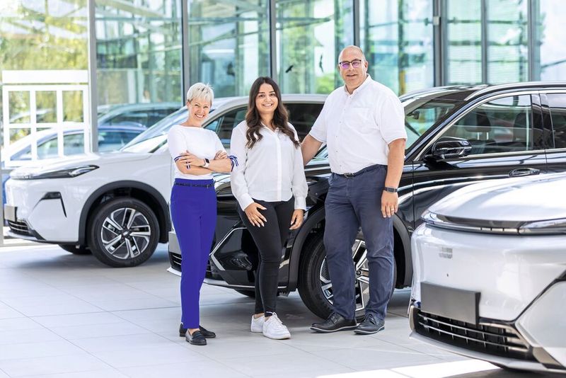 Das Autohaus Mäke – im Bild Geschäftsführerin Patricia Mäke (l.), Geely-Verkäuferin Sally Höpf und Betriebsleiter Michael Eismann – ist seit August Geely-Partner.  (Bild: Autohaus Mäke)
