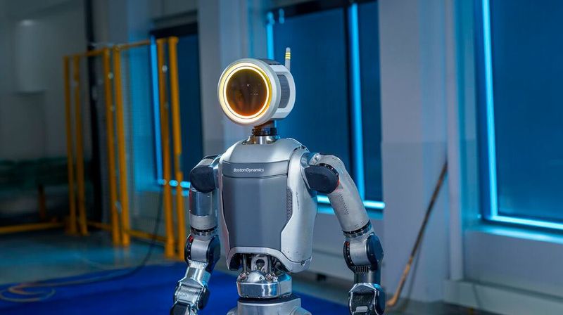 Die aktuelle Version des Robotersystems Atlas von Boston Robotics bewegt sich nicht mehr hydraulisch, sondern elektrisch.(Bild:  Boston Dynamics)