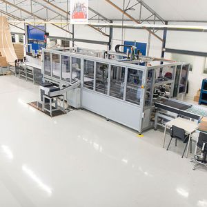 Die vollautomatische Verpackungsmaschine für Päckchen bis 15 Kilogramm. Der Clou: Die Maschine packt die zu versendenden Waren nur mit so viel Kartonumverpackung ein wie nötig.