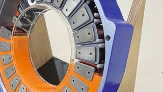 Statt unzählige Heißpressstationen für Klebestellen vorzuhalten, ermöglicht Lambda Resins den direkten Verguss ganzer Funktionseinheiten – schneller, prozesssicherer. (Bild: Lambda Resins)