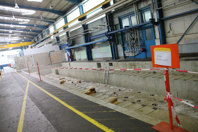 Wie ein leeres Schwimmbad, so sieht es aus, wenn eine XXL-Portalfräsmaschine mit 16 m zum Retrofit muss. (Sonnenberg)
