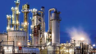 Eine Magnetventilsteuerung sorgt für die energieeffiziente Reinigung von Filtern in Entstaubungsanlagen, zum Beispiel von Chemiewerken. (©Lichtfreibeuter - stock.adobe.com)