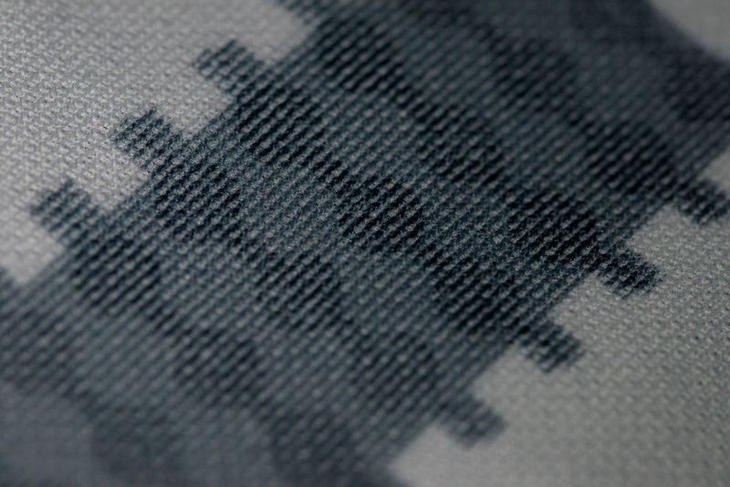 Bild 1 und 2 zeigen den Unterschied zwischen transparentem und nicht-transparentem gedrucktem Sensormaterial. (K. Selsam-Geißler/Fraunhofer ISC)