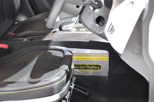 Die Batterie sitzt am sichersten in der Nähe des Fahrers. Nur ob der Fahrer dann noch so sicher sitzt... (Archiv: Vogel Business Media)