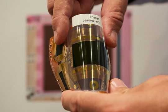 Gedruckte Elektronik und im Speziellen Sensoren lassen sich in der Medizin anwenden. Das Bild zeigt einen optischen Sensorvon ISORG und FlexEnable.(Bild:  Lopec / MarcWinkelFotografie)