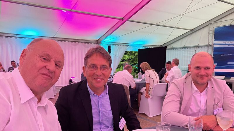 Freunde und Förderer: (v. l.) BFC-Vorsitzender Helmut Peter, Konrad Weßner, Geschäftsführer puls Marktforschung und Martin Guse, Geschäftsführung der BDK. (Bild: Doris Pfaff – VCG)