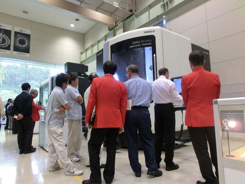 Das schnelle und mit Linearantrieben ausgestattete 5-Achs-Bearbeitungszentrum DMU 80 Evo linear bearbeitete während der Innovation Days unterschiedliche Werkstücke. (Mori Seiki)
