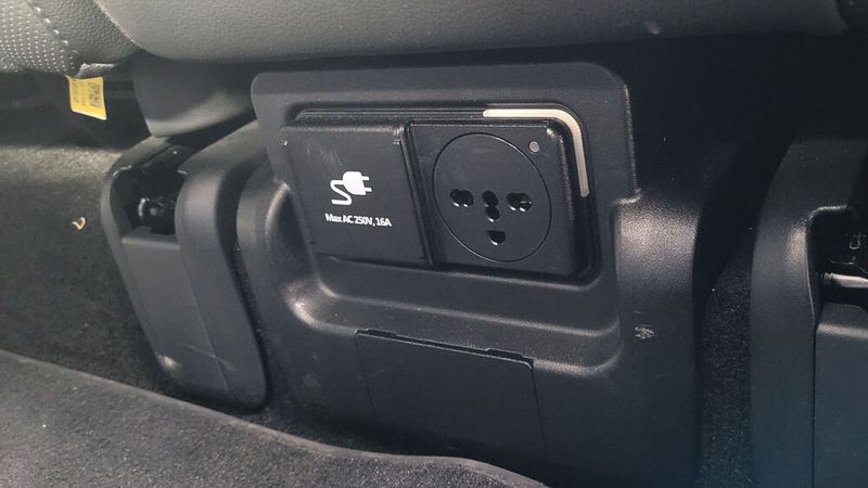 7. Die Vehicle-to-load-Funktion: Wer möchte, kann sowohl über eine Steckdose innen als auch über ein Adapter außen externe 220-Volt-Geräte mit Strom versorgen. Das ist praktisch und hilfreich, nicht nur beim Camping. (Bild: Wehner/Vogel Communications Group)