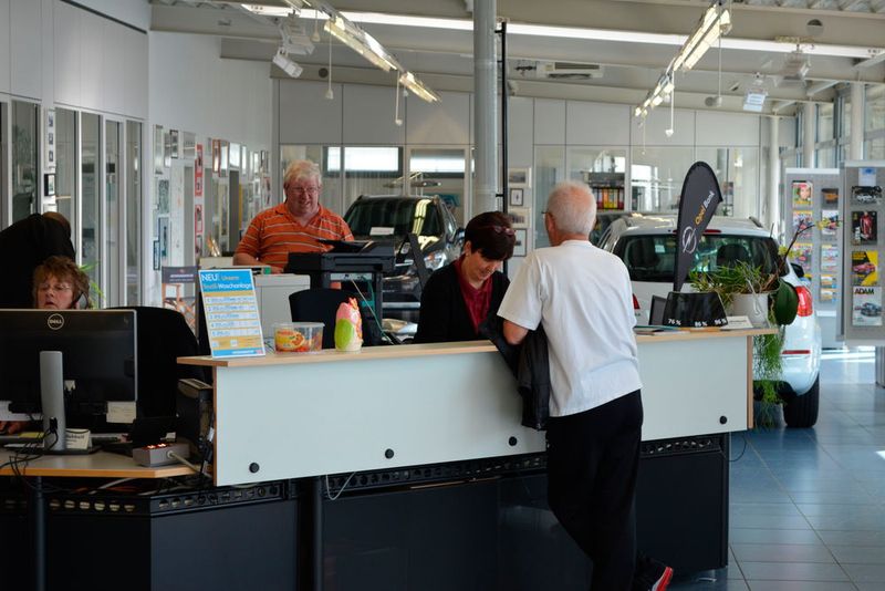 Kompetente Auskunft am Infotresen. (Foto: Rehberg / Redaktion »kfz-betrieb«)