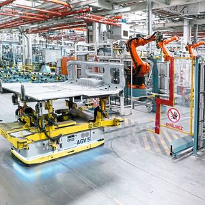 In modernen Fabriken kommen immer häufiger autonome Fahrzeuge zum Einsatz. Die neue ISO 13855:2024 will aktuellen Technologien wie diesen besser gerecht werden.(Bild:  Kuka Group)