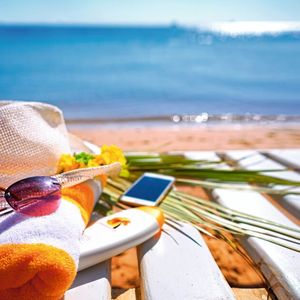 Handy richtig lagern: Am wohlsten fühlt sich das Smartphone bei Raumtemperatur. Gerade auf dem Armaturenbrett im Auto oder ungeschützt auf dem Handtuch in der Mittagssonne kann es aber schnell heißer werden. Auch die Hosentasche empfiehlt sich wegen der zusätzlichen Körperwärme nicht. Gut aufgehoben ist das Smartphone beispielsweise in einem Rucksack oder abgedeckt mit einem Tuch.(Bild:  Laura Pashkevich - stock.adobe.com)