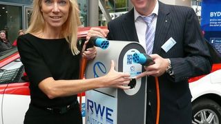 Carolin Reichert, Leiterin Elektromobilität bei RWE Effizienz, und Philip Harting, Vorstand Connectivity & Networks, Harting Technologiegruppe (Archiv: Vogel Business Media)
