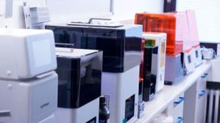 Beispielhafter Druckerraum für die additive Fertigung von Bauteilen aus Harzmaterialien. Von den Photopolymeren können Gefährdungen ausgehen. (Bild: A. Xepapadeas, Universitätsklinikum Tübingen)