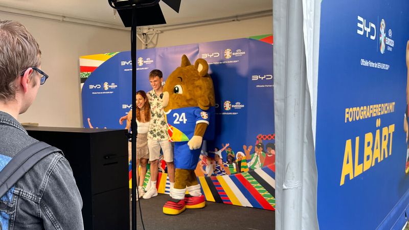 Gäste konnten sich am Eröffnungswochenende mit „Albärt“ fotografieren lassen, dem offiziellen Maskottchen der Fußball-Europameisterschaft. (Bild: Sternauto)