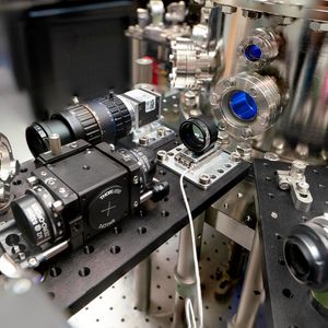 Optischer Aufbau und Vakuumkammer des Eleqtron-Quantencomputers(Bild:  Christoph Georges/ Eleqtron)