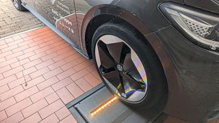 Die optische Erfassung des Reifenprofils geschieht in Sekundenbruchteilen – und die Daten werden ebenso schnell an die Räderverwaltungssoftware Atbas Depot weitergegeben. (Bild: Rosenow – VCG)