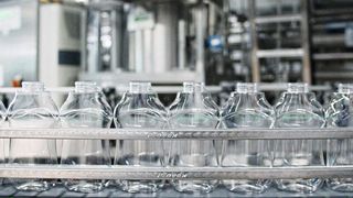 Jütro investierte 2021 in eine weitere PET-Abfülllinie, die komplett mit Antriebstechnik von Nord Drivesystems ausgestattet ist. (Bild: Nord Drivesystems)