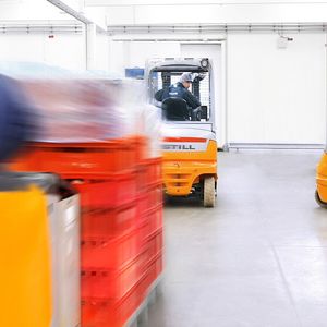 Die hohe Verfügbarkeit der 38 Fahrzeuge in den Kühl- und Tiefkühllagern bei Coldstore in Hamm und Oer-Erkenschwick wird durch die Full-Service-Mietvereinbarung mit Still garantiert.