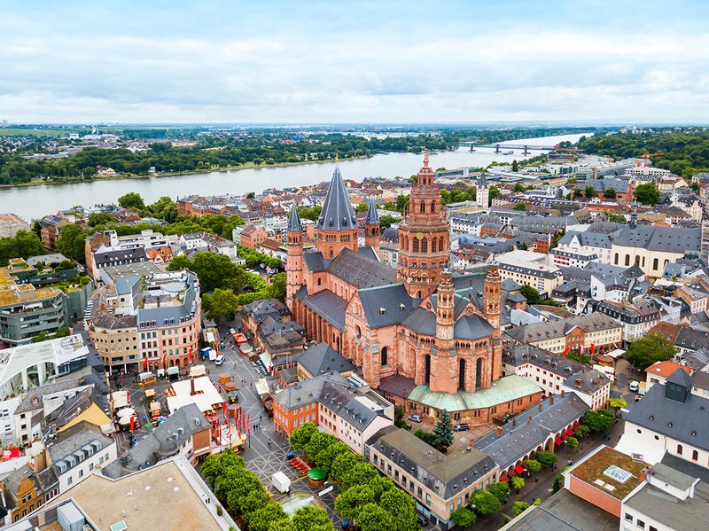 Rechnungen an Landes-und Kommunalbehörden in Rheinland-Pfalz können seit 18. April 2020 in elektronischer Form versendet werden. Das Land stellt dazu einen Zentralen eRechnungseingang zur Verfügung. Um diesen Online-Service nutzen zu können, müssen sich Rechnungssteller zuerst auf der Internetseite nutzerkonto.service.rlp.de anmelden. Das E-Rechnungsportal RLP unter e-rechnung.service.rlp.de kombiniert dabei die Dienste des Nutzerkontos Rheinland-Pfalz und die des zentralen elektronischen Rechnungseingangs Rheinland-Pfalz. Zudem informiert das Land dort über alle wichtigen Infos zum Thema eRechnung. (Abbildung: Mainz) (saiko3p - stock.adobe.com)