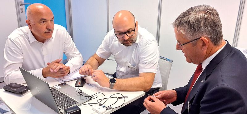 Die Jury bewertet die Werkzeuge (v. l. n. r.): Lütfi Bozkurt, Thomas Riehle und Jochen Reiff. (Bild: KSKOMM GmbH & Co. KG)
