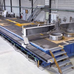 Wasserstrahlzuschnitt von großformatigen Teilen auf zwei Doppelkopfanlagen mit Tischabmessungen von 16.000 mm x 4000 mm.