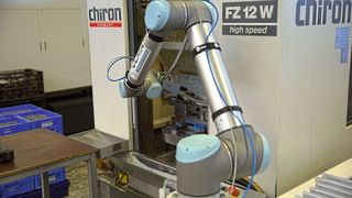 Durch die Automatisierungslösung kann der Kleinserienfertiger dem Fachkräftemangel entgegenwirken. Die Mitarbeiter haben nun mehr Zeit, sich auf anspruchsvolle Aufgaben wie technische Zeichnungen oder die Qualitätsprüfung zu konzentrieren. (Bild: Onrobot)