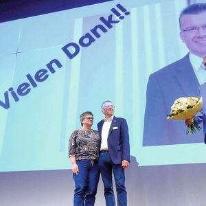 Stehenden Applaus gab es zum Abschied für den gerührten Ausbildungsberater Gottfried Reuß, hier mit seiner Frau Andrea.(Bild:  Zietz – »kfz-betrieb«)