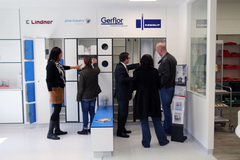 Besucher machen sich einen näheren Eindruck des Reinraum Showrooms. (Pharmaserv Logistics)