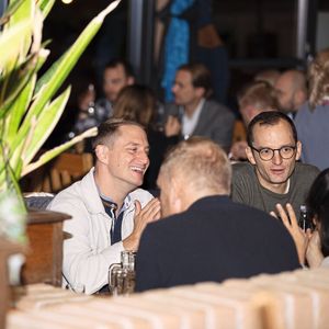 …und wie ginge das in Würzburg besser als bei einem kühlen Getränk „auf dem Keller“ der Würzburger Hofbräu.(Bild:  Oxana Gruber Photography)