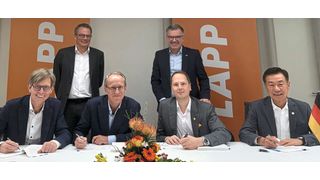 Vertragsunterzeichnung - V.l. für die Jebsen & Jessen Gruppe: Per Magnusson, Group CEO, Viktor Leendertz, Group CFO (stehend), Heinrich Jessen, Group Chairman. Für die Lapp Gruppe: Matthias Lapp, Group CEO, Jan Ciliax, Group CFO (stehend), Richard Lee, Asia Pacific CEO, bei der Vertragsunterzeichnung.  (Bild: Lapp)