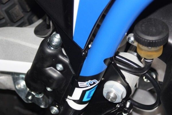 Der Bremsflüssigkeitsbehälter am Hinterrad (Bild: Electric Motion)