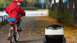 Ein Hingucker nicht nur für Kinder: Dieser Starship-Zustellroboter von Hermes ist in Hamburg-Ottensen im Einsatz. (Hermes)