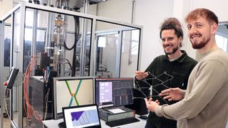 Jörg Straub und Alex Eckhardt nutzen die Kombination von Prüfmaschine, Simulationsmodell und physischen Komponenten, um Erkenntnisse über die Beanspruchung von Fishfarming-Netzen zu gewinnen. (Bild: Martin Sinzig)
