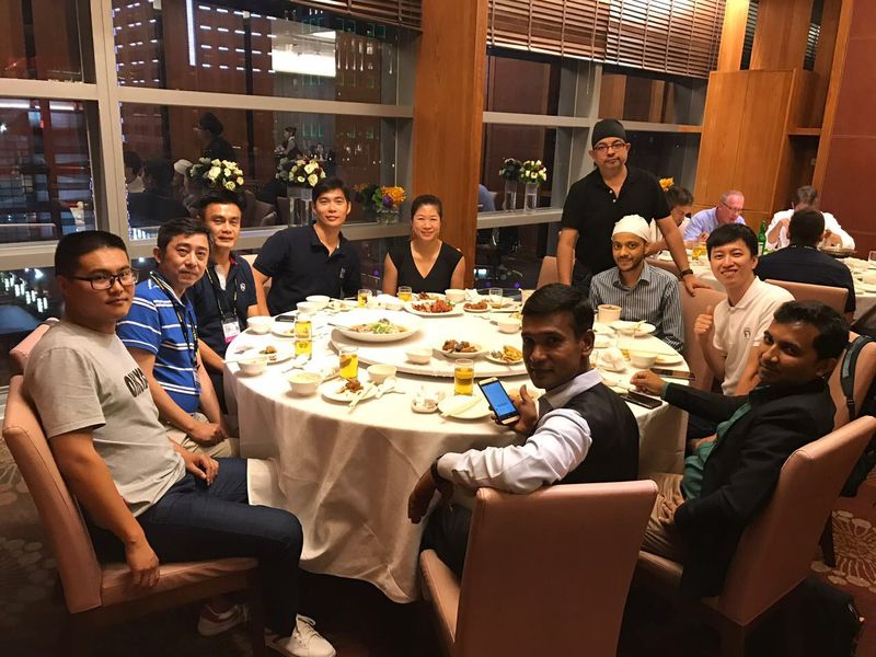 Amanda Chen, DDC, mit ihren internationalen Distributoren. (Bild: DDC)