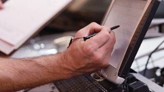 Wer schreibt, der bleibt, und wer Daten hat, der schraubt. Deshalb ist der Zugang zu den Informationsportalen der OEMs speziell für Freie Werkstätten wichtig. (© Foton - Fotolia)