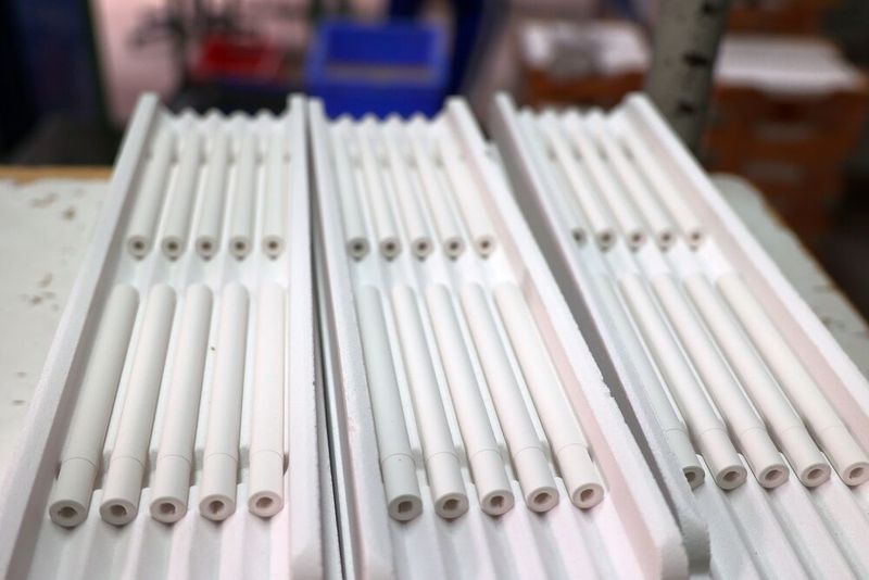 Die Anlage ist auf automatisierte, sehr prozesssichere und prozessstabile Produktion ausgelegt. Die Fertigung von der Rohmasse über den Pressvorgang, dem Schleifprozess, Qualitätsprüfung und Aufbau der Grünlinge auf Brennhilfsmittel läuft ohne Zuarbeit ab.  (Bild: Maschinenmarkt/rw)