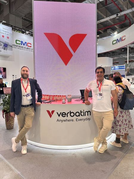 Das Verbatim (l.) Clive Albers und Hussin Diraki haben tolle Produkte mitgebracht gehabt. (Bild: Vogel IT-Medien)