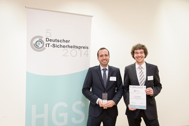 Einen der beiden 3. Plätze machten Sven Obser (l.), Philipp von Styp-Rekowski (r.) und ihre Kollegen mit der Sicherheitsapp SRT AppGuard. (Bild: Daniel Sadrowski)