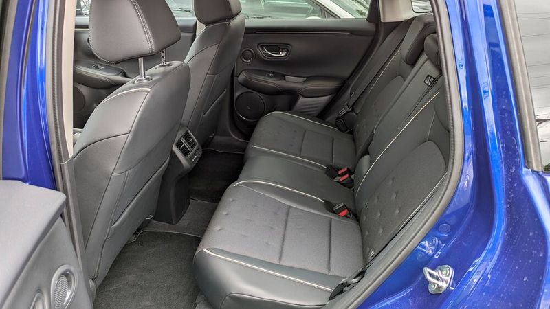 Der Einstieg in das SUV ist dank der größeren Sitzhöhe viel bequemer als in den flachen Civic, mehr Platz gibt es allerdings nicht – gefühlt sogar eher weniger. (Bild: Rosenow – VCG)