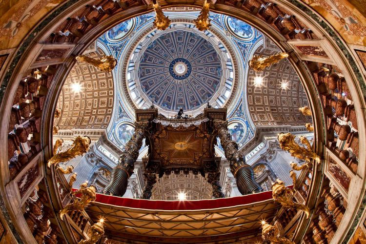 LEDs für den Petersdom – Osram überträgt das bewährte Lichtkonzept aus der Sixtinischen Kapelle auf den Petersdom. Die Beleuchtung lässt sich je nach Nutzung anpassen. Das auf LED beruhende Beleuchtungssystem betont künftig die Merkmale der verwendeten Materialien und die Architektur selbst, wobei die Plastizität der Skulpturen und Marmorteile sowie der Architektur zur Geltung gebracht werden soll. Das Beleuchtungsprojekt soll bis Weihnachten 2018 abgeschlossen werden. (Osram)