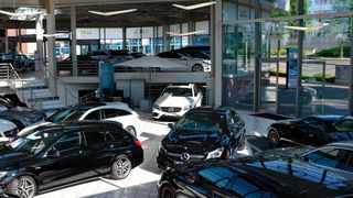 Im Eingangsbereich sind junge Gebrauchtwagen ausgestellt. (Achter/ »kfz-betrieb«)